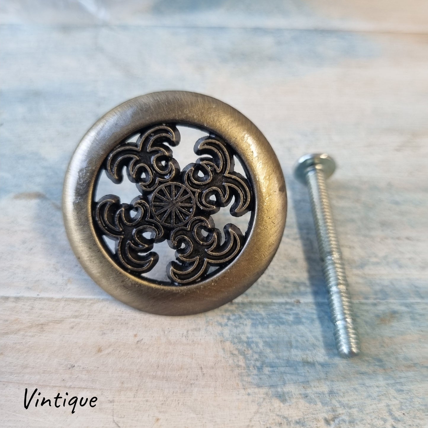 Antique Hardware - Sylvian Old Gold Celtic Style Knobs (set Of 7) As New