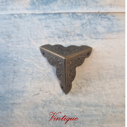 Decorative vintage look Bronze 3-way corner 25mm x 25mm x 25mm (each) - Vintique Concepts