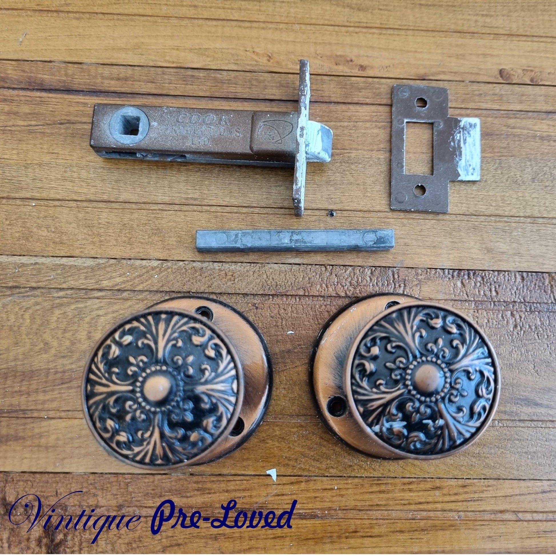 Retro door knob bronze/copper Door set (2 knobs and mechanisim) - Vintique Concepts